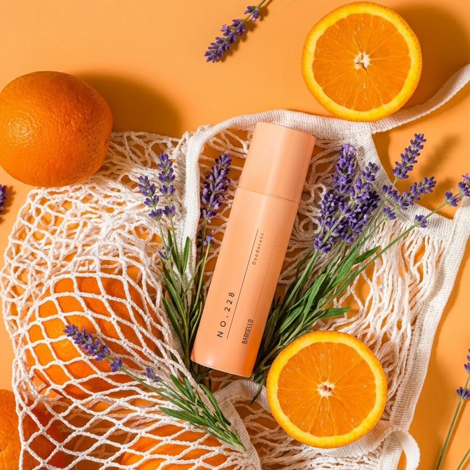 Déodorant 228 pour femme de Bargello inspiré de Libre, présenté avec des oranges et de la lavande dans une composition lumineuse et fraîche.